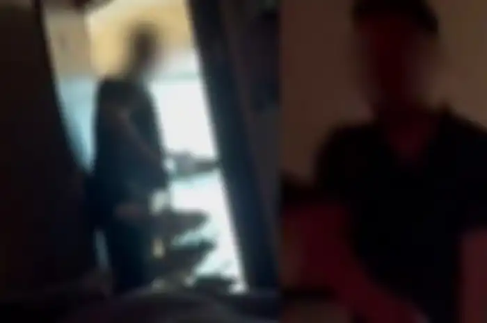 Pria panik sedang bermesraan dengan pacar di kamar tiba-tiba ditagih utang.