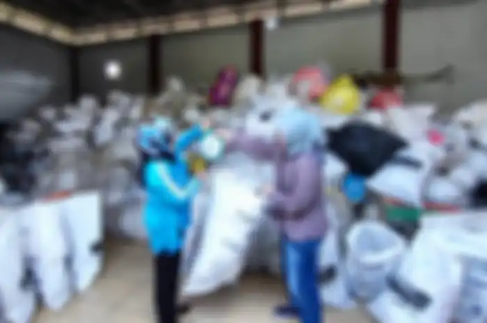 Warga menukarkan sampah di IPST Asari Cilegon, hasilnya ditabung untuk umrah