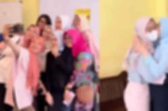 Kebahagiaan Atalia Praratya lulus sidang S3  dapat kejutan dari Zara.