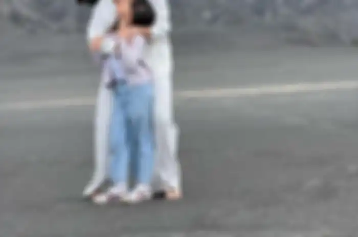 Gempi girang akhirnya bisa foto di lautan pasir Gunung Bromo. Anak Gading Marten juga bisa naik kuda lagi. Komentar Gisel disorot.