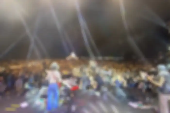 Penampilan The SIGIT pada Minfest Senada Vol. 1 di Bogor yang berujung insiden pelemparan batu, botol, dan tanah basah