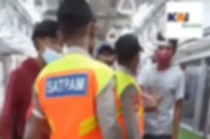 Tangkapan layar kejadian Penumpang KRL yang diturunkan petugas Karena Ketahuan Ngobrol dalam Kereta