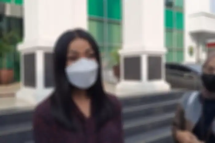 Nirina Zubir saat ditemui Grid.ID di Pengadilan Negeri Jakarta Barat, Selasa (5/7/2022).