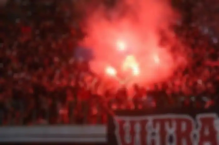 Flare yang Menyala di Stadion Bekasi ps Pertandingan Sepakbola U19 