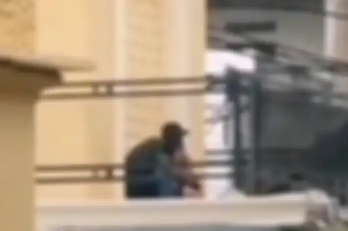 Sepasang remaja asyik bermesraan di area masjid.