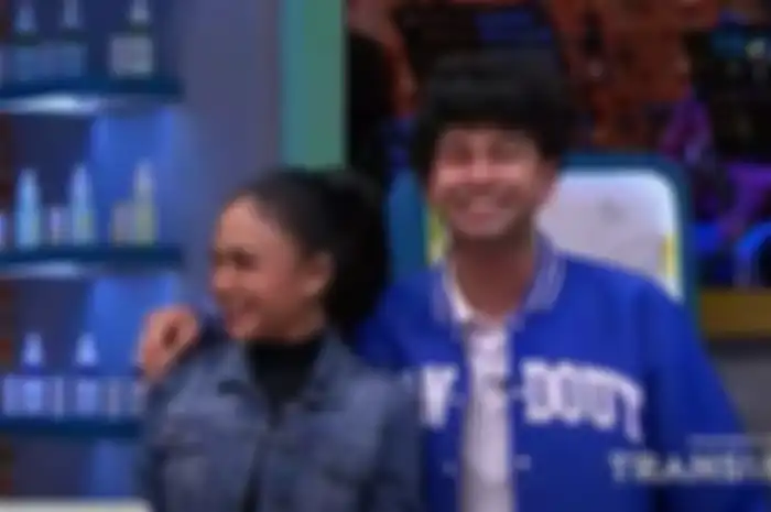 Raffi Ahmad rangkul Yuni Shara.