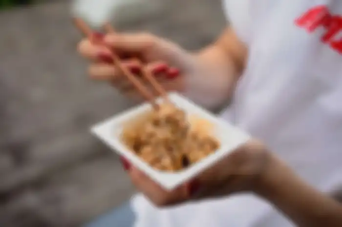 Ilustrasi makan natto