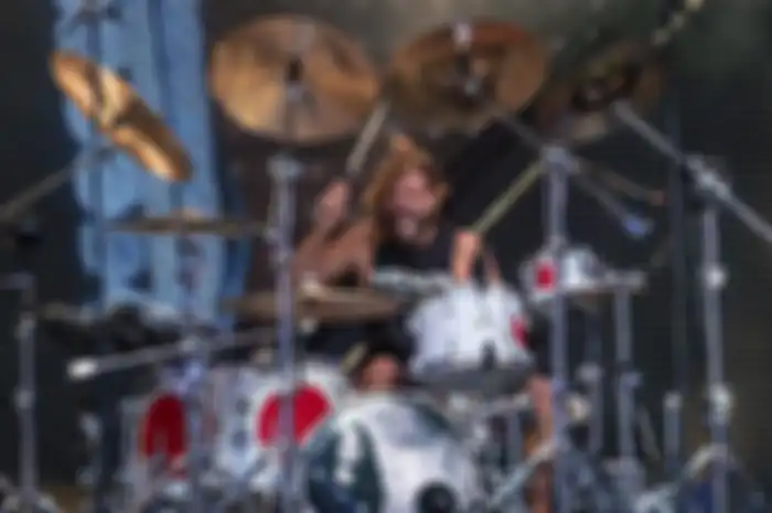 Putra Taylor Hawkins, Shane Hawkins bawain lagu Foo Fighters berjudul 'My Hero' bareng The Alive buat tribute untuk sang ayah