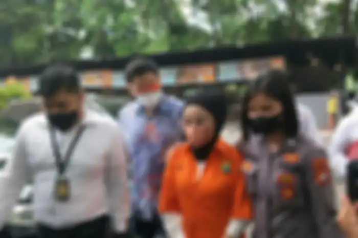 Selebgram Medina Zein yang mengenakan baju tahanan dibawa penyidik dari ruang tahanan untuk menjalani pemeriksaan, Senin (11/7/2022).