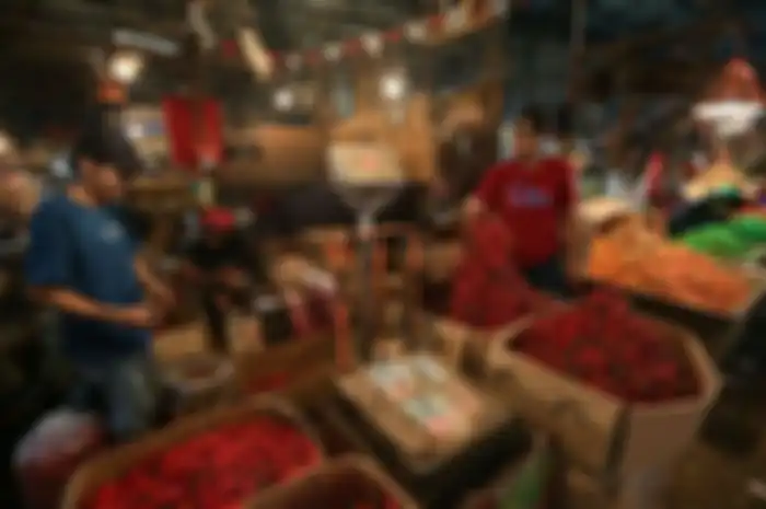 Suasana lapak penjual cabai merah keriting di Pasar Induk Kramat Jati, Jakarta, Selasa (28/6/2022). 