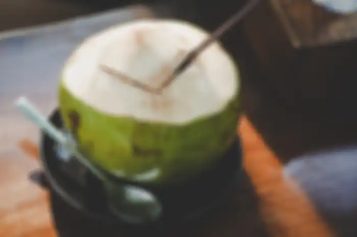 Memasak nasi dengan air kelapa ternyata sangat lezat dan bermanfaat bagi tubuh kita lho