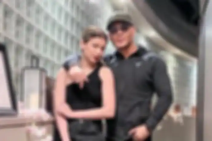 Deddy Corbuzier bersama sang istri, Sabrina Chairunnisa.