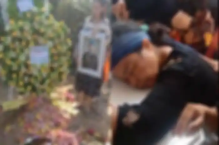 Kolase Foto Makam Brigadir J dan ibunda Brigadir J. 