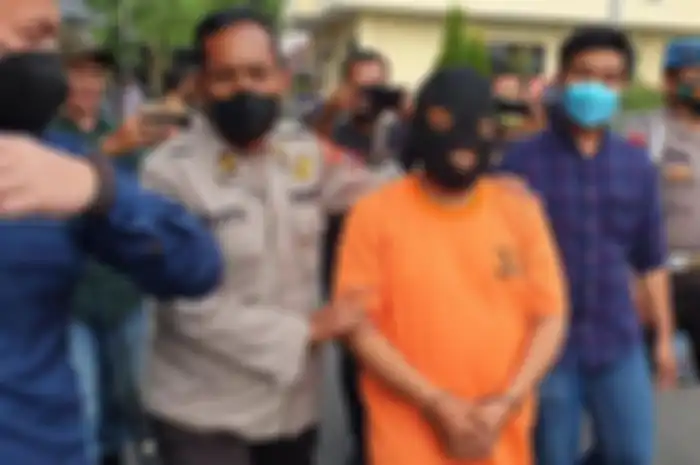 Polisi mengamankan RD (33) guru ngaji asal Kecamatan Sooko, Mojokerto, yang menjadi tersangka kasus pelecehan seksual anak laki-laki di bawah umur, Rabu (13/7/2022). 