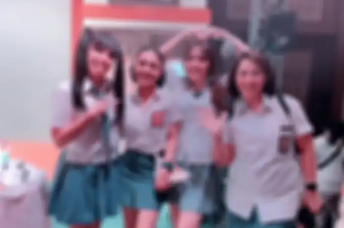 Penampilan Yuni Shara pakai seragam SMA