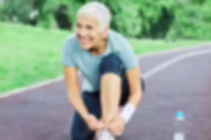 Olahraga yang bisa dilakukan saat menopause salah satunya berjalan kaki.