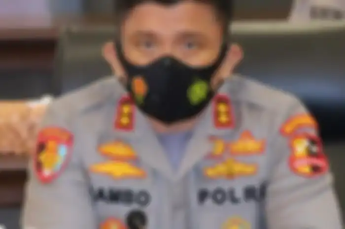 Foto wajah istri Kadiv Propam Polri Irjen Ferdy Sambo sempat dilecehkan Birgadir Yosua beredar. Dia ngotot bangun sekolah di pelosok desa.