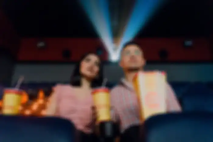 ilustrasi nonton film di bioskop