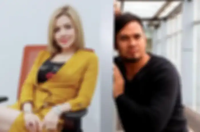 Saipul Jamil dan Barbie Kumalasari terlihat cukup dekat sambil saling menatap sehingga terlihat tak ada jarak di antara keduanya