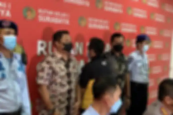 Cara Bechi pewaris Ponpes Shiddiqiyyah lolos dari kepungan aparat berbau mistis. Polisi cuma bisa meringis. Foto Bechi jadi sorotan.