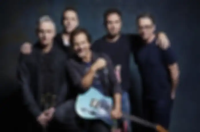 Pearl Jam gagal konser karena Eddie Vedder alami cedera kerongkongan.