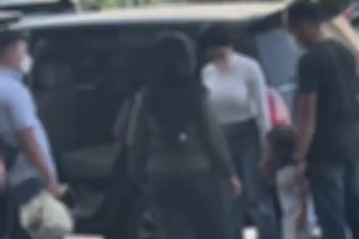 Arkana anak bungsu Nikita Mirzani menangis disuruh masuk mobil polisi.