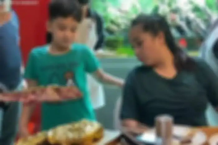 Nagita Slavina makan daging berlapis emas 24 karat