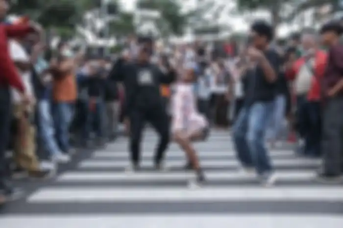 Roy (Citayam), Mami (Tanah Abang), dan Oman (Tanah Abang) memanfaatkan zebra cross untuk ajang unjuk pakaian di kawasan Dukuh Atas, Jakarta, Rabu (20/07/2022).