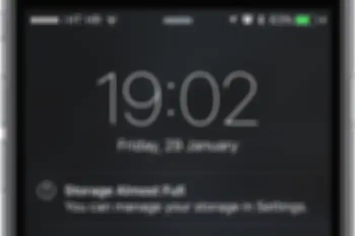 Ilustrasi cara mengatasi notifikasi penyimpanan penuh di iPhone