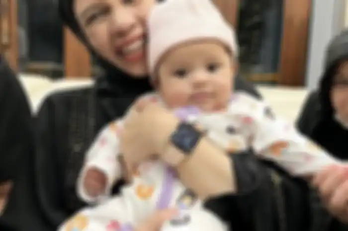 Potret Geni Faruk ibu Atta Halilintar bersama Ameena.
