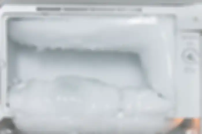 Cara menghilangkan bunga es di freezer dengan mudah.
