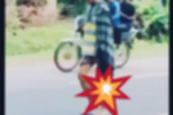 Tangkapan layar bapak-bapak tenteng sesuatu yang diduga kepala manusi