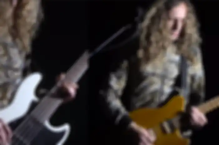 Musisi Andre Antunes mainin ulang lagu Master of Puppets dengan gaya musik rock alternatif ala Muse.