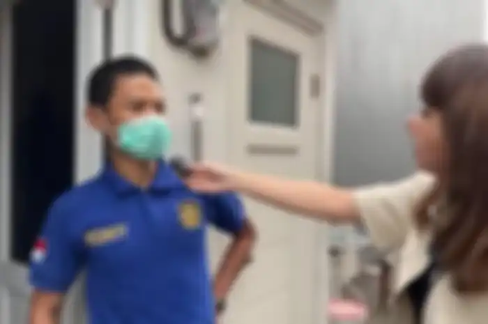 Denise Chariesta menemui tetangga yang berada di sekitar rumah Razman Nasution pada Senin (25/7/2022). 
