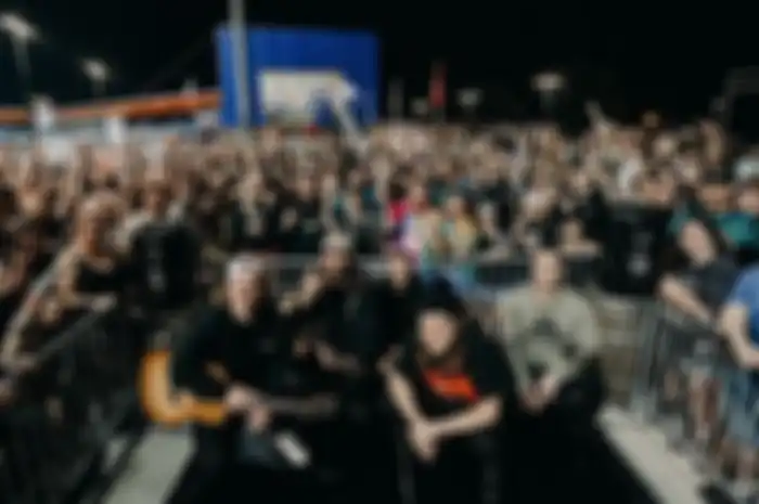 Konsernya dibatalin karena badai, Wage War bikin set akustik dadakan di parkiran!