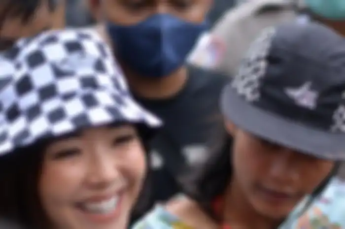 Gisel yang sempat dihujat tampil di Citayam Fashion Week belum kapok pamer foto bareng Bonge, salah satu ikon CFW. 