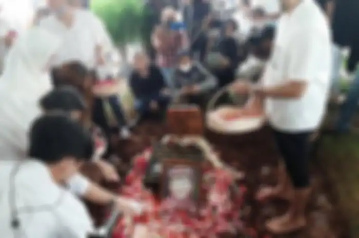 Artis senior Mieke Wijaya dimakamkan di TPU Tanah Kusir, Kebayoran Lama, Jakarta Selatan, Rabu (4/5/2022) siang.     Artikel ini telah tayang di TribunJakarta.com dengan judul Nia Zulkarnaen Iringi Pemakaman Sang Ibunda Artis Senior Mieke Wijaya di TPU Tanah Kusir, https://jakarta.tribunnews.com/2022/05/04/nia-zulkarnaen-iringi-pemakaman-sang-ibunda-artis-senior-mieke-wijaya-di-tpu-tanah-kusir. Penulis: Annas Furqon Hakim | Editor: Ferdinand Waskita Suryacahya 