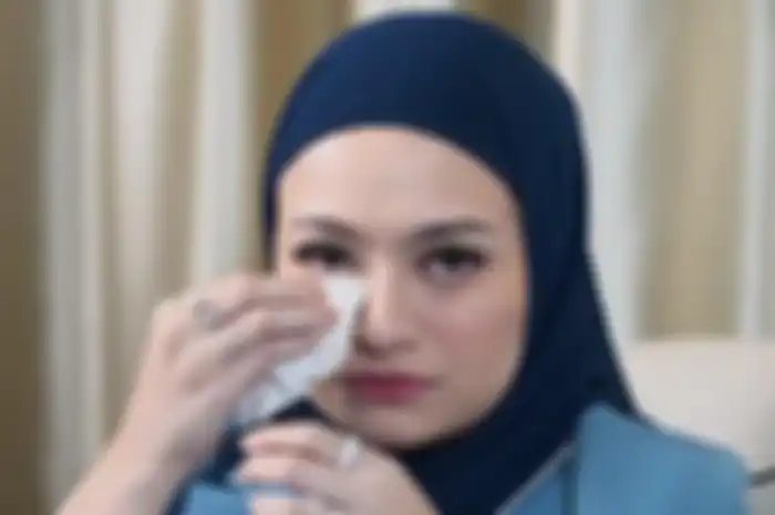 Potret Nathalie Holscher sedang meneteskan air mata.
