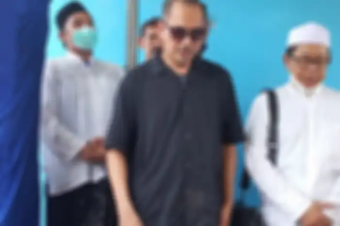 Indra Birowo saat prosesi pemakaman ayahnya, Letkol Purn. Wargandi Suryo di TPU Tanah Kusir, Kebayoran Lama, Jakarta Selatan, Sabtu (30/7/2022).