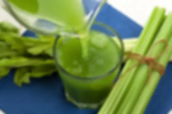Khasiast jus seledri berasal dari berbagai kandungan gizi dan vitamin di dalamnya.