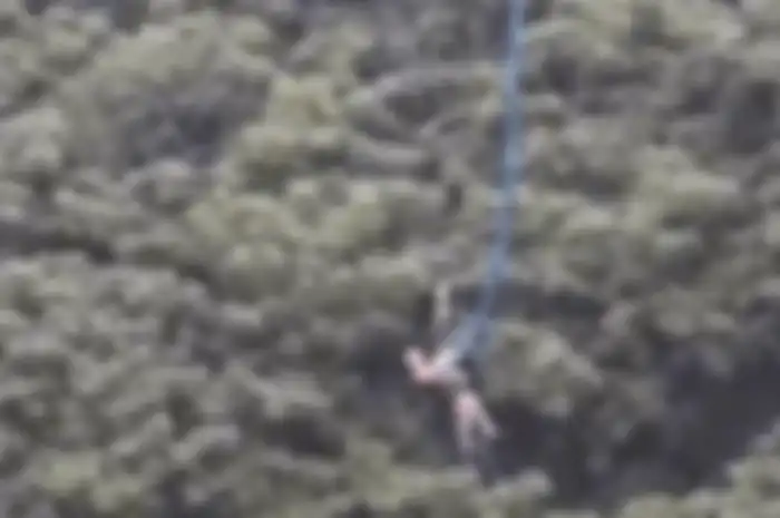 Pria tersangkut saat sedang bungee jumping.