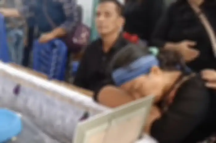 Keluarga beberkan alasan harus lihat jenazah Brigadir untuk terakhir kalinya. Adik Brigadir J diminta tanda tangan hasil autopsi. 