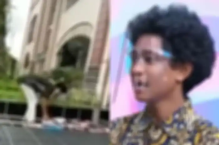 Sosok Raja (17) yang viral lantaran menyambut jemaah di masjid dan merapikan alas kaki mereka.