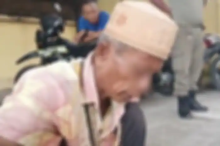 Pengemis viral M (58) warga Desa Alastengah, Besuk, saat diamankan Satpol PP Kabupaten Probolinggo.