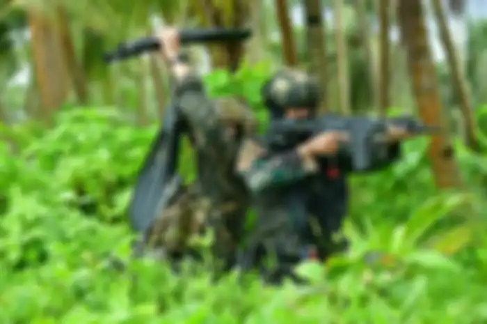Potret dua tentara yang sedang melakukan pengintaian.