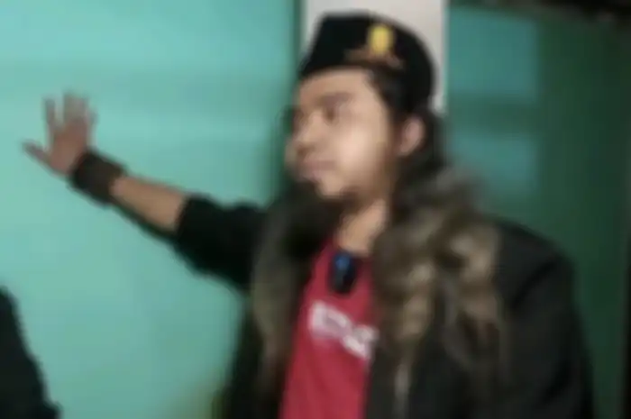 Gus Samsudin yang mengaku bukan kyai didesak jalani profesi ini lagi setelah berseteru dengan Pesulap Merah. Foto YouTuber Blitar digeruduk.