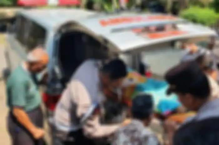 Jajaran kepolisian dan dinas terkait mengevakuasi korban pemerkosaan, N (15), ke rumah sakit untuk mendapatkan perawatan. 