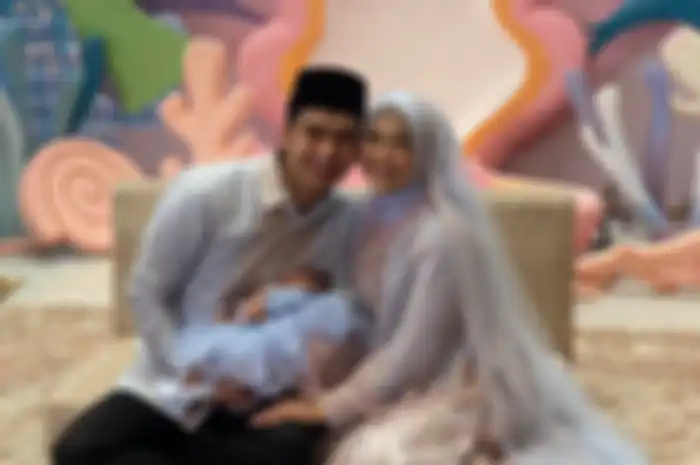 Usianya baru dua minggu, anak Ria Ricis dan Teuku Ryan sudah bisa angkat kepala sendiri.