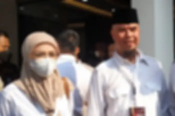 Pentolan grup musik Dewa 19 sekaligus politikus Gerindra Ahmad Dhani bersama istrinya Mulan Jameela di kantor KPU RI, Senin (8/8/2022)