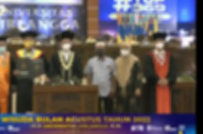 (Dari kiri nomor dua) Ahmad Nailul Author dinyatakan lulus dengan dua gelar sekaligus, sarjana ilmu politik dan magister ilmu hukum.